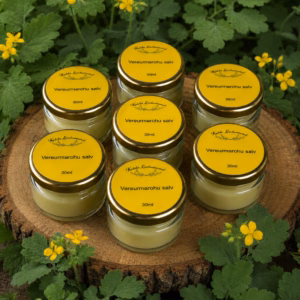 Vereurmarohu salv 30 ml klaaspurkides ehtsa vereurmarohu taimede keskel
